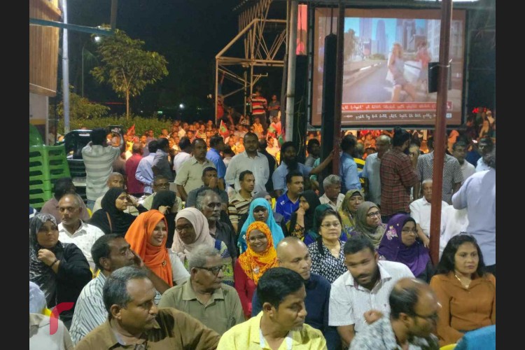 ހުކުރު ދުވަހުގެރޭގެ ޖަލްސާގައި އިދިކޮޅު އެކި ސިޔާސީ ޕާޓީތަކުގެ މެންބަރުން ބައިވެރިވި