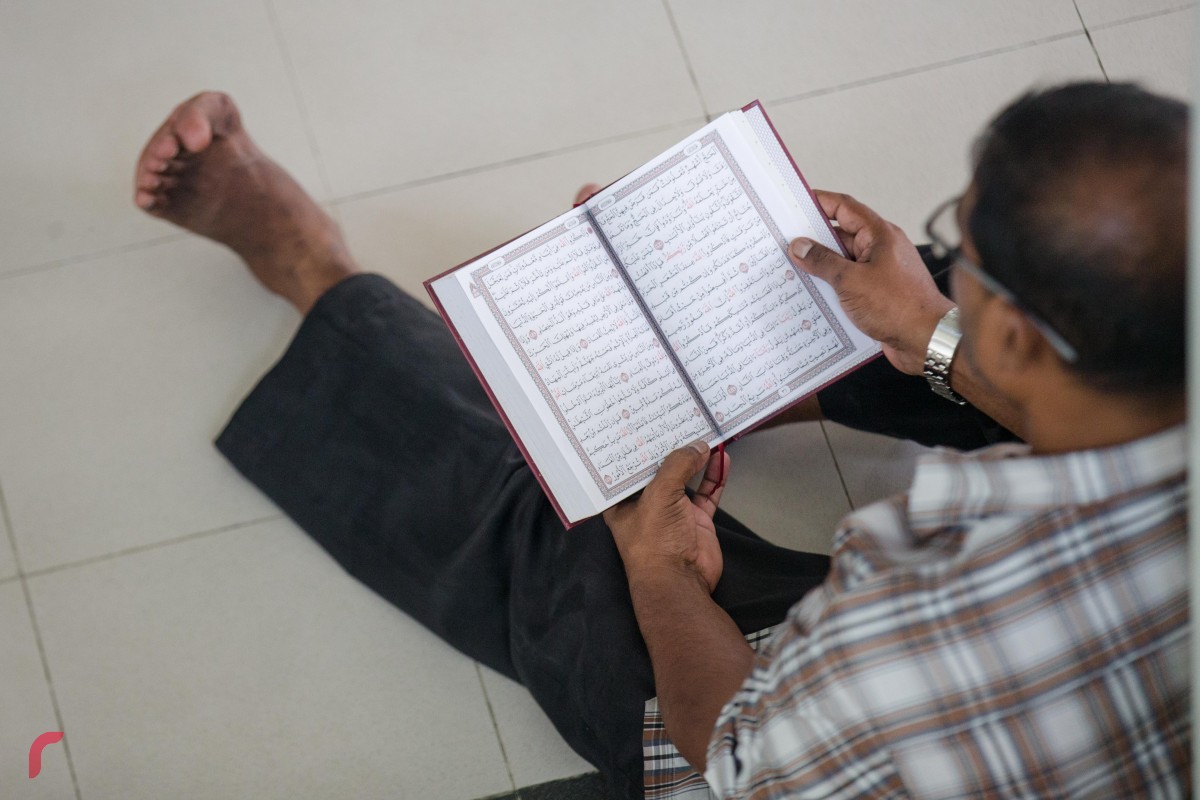 މިސްކިތެއްގައި މީހަކު ޤްރުއާން ކިޔަވަނީ