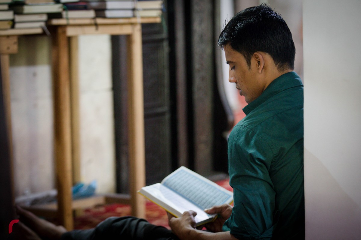 މިސްކިތެއްގައި މީހަކު ނަމާދު ކުރަނީ