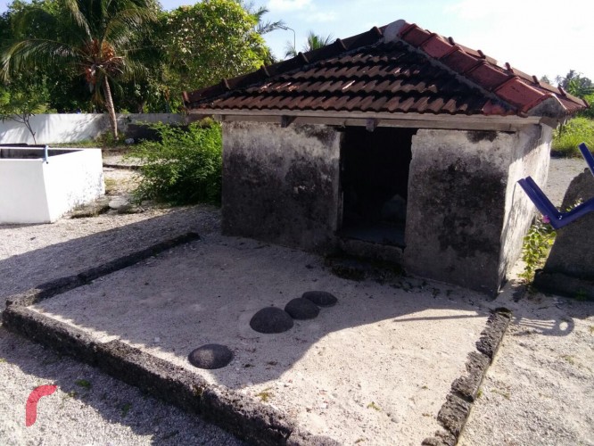 އާސާރީ ގިނަ ބިނާތަކެއް ފުވައްމުލަކުގައި ހުރިއިރު، އޭގެތެރޭގައި ޒަމާންވީ މިސްކިތްތަކާއި ޒިޔާރަތްތައްވެސް ހިމެނޭ