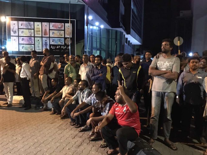 Anticipating that a number of people would gather to welcome President Maumoon to Malé, Police had put up barricades ahead of his arrival