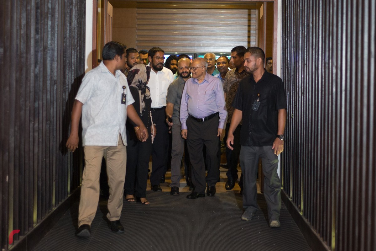 ރައީސް މައުމޫނާއި އެ މަނިކުފާނުގެ އަނބިކަނބަލުން ރަސްރީނާ އިބްރާހިމް މާލެ ވަޑައިގެންނެވީ މިރޭ 22:10 ގައި ރާއްޖެ އައި ސިންގަޕޯ އެއާލައިނުންގެ ފްލައިޓަކުން