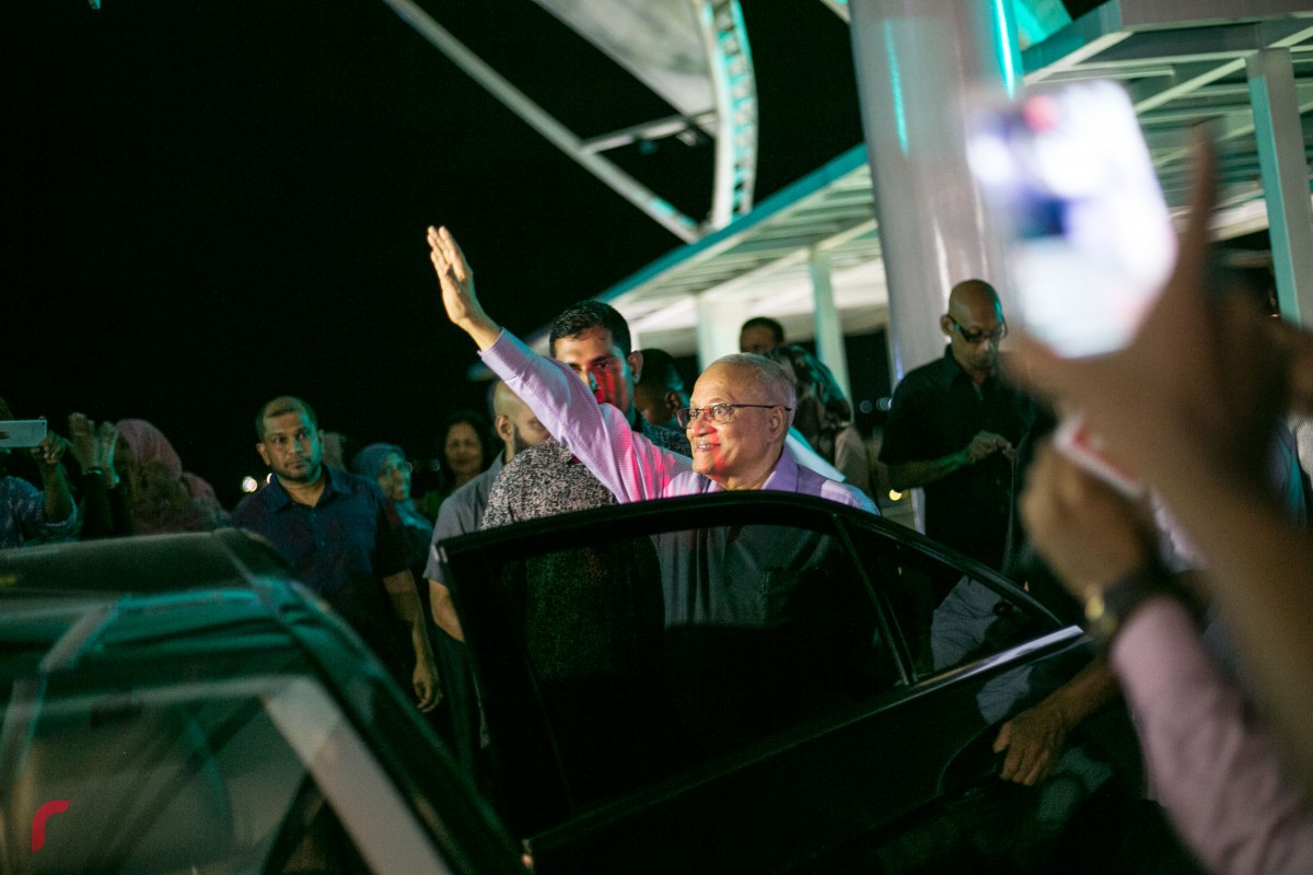 ރައީސް މައުމޫން އެމަނިކުފާނުގެ ސަޕޯޓަރުންނަށް ހަނާ އަޅުއްވަނީ