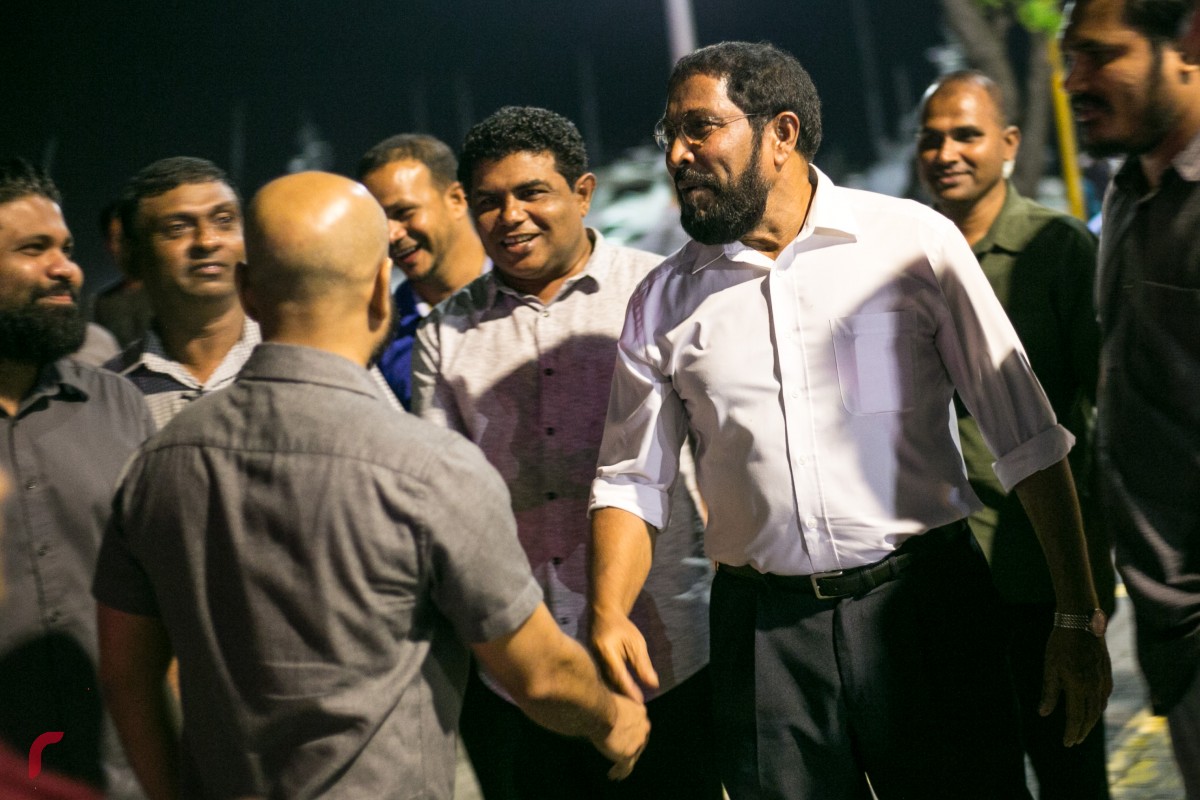 ރައީސް މައުމޫނަށް ވެލާނާ އެއާޕޯޓުން މަރުހަބާ ވިދާޅުވީ އެ މަނިކުފާނުގެ ސަޕޯޓަރުންނާއި އިދިކޮޅު ޕާޓީތަކުގެ ލީޑަރުންނާއި މެމްބަރުން