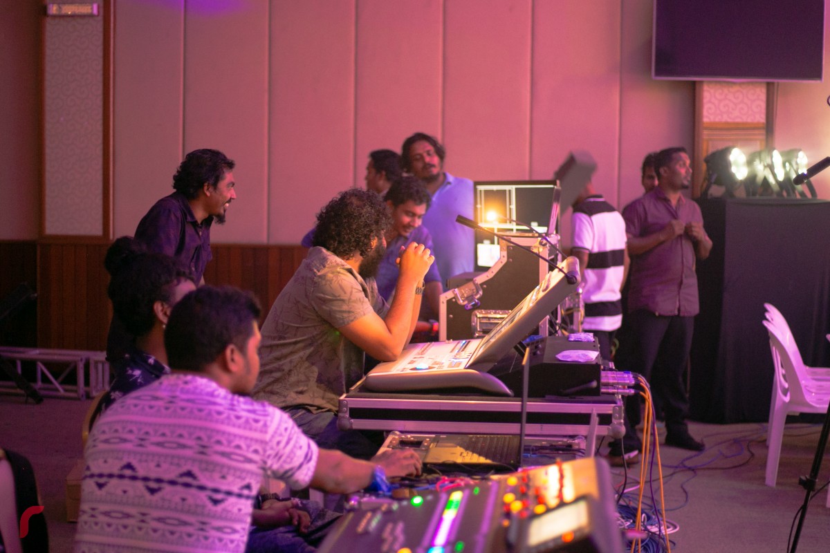 ރާއްޖެ ޓީވީއިން އިންތިޒާމްކޮށްގެން ބޭއްވި މިޝޯވގެ ޓެކްނިކަލް ކަންކަން ބެލެހެއްޓުމަށް ރާއްޖެ ޓީވީގެ ކްރޫ ހަރަކާތްތެރިވަނީ. މި ޝޯވ ރާއްޖެ ޓީވީއިން އީދު ދުވަހު ފެނިގެންދާނެ