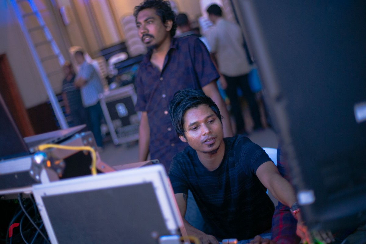 ރާއްޖެ ޓީވީއިން އިންތިޒާމްކޮށްގެން ބޭއްވި މިޝޯވގެ ޓެކްނިކަލް ކަންކަން ބެލެހެއްޓުމަށް ރާއްޖެ ޓީވީގެ ކްރޫ ހަރަކާތްތެރިވަނީ. މި ޝޯވ ރާއްޖެ ޓީވީއިން އީދު ދުވަހު ފެނިގެންދާނެ