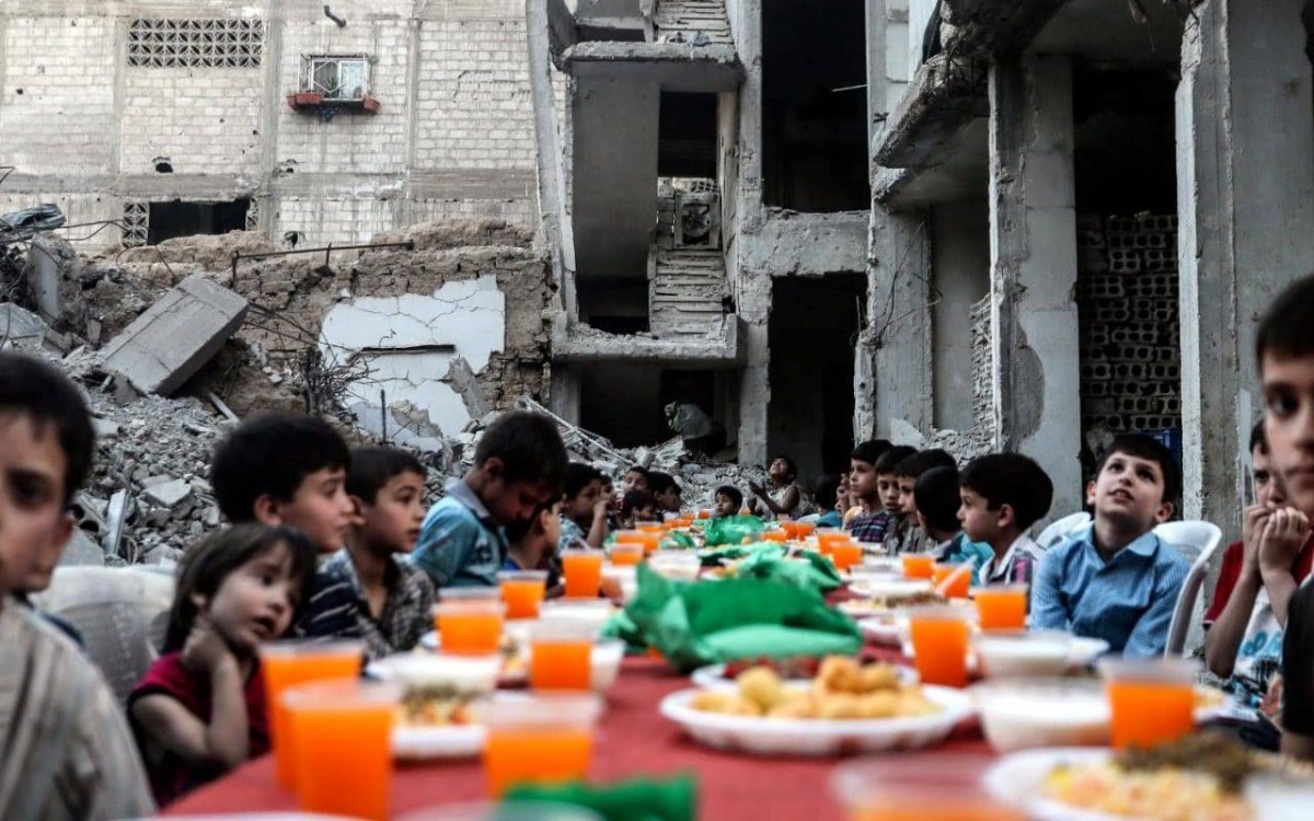 ސީރިއާގެ ވީރާނާވެފައިވާ ޝަހަރެއް ކަމަށްވާ ދޫމާ ގައި ކުޑަކުދިންތަކެށް ރޯދަ ވީއްލުމަށް މަޑުކޮށްލައިގެން 