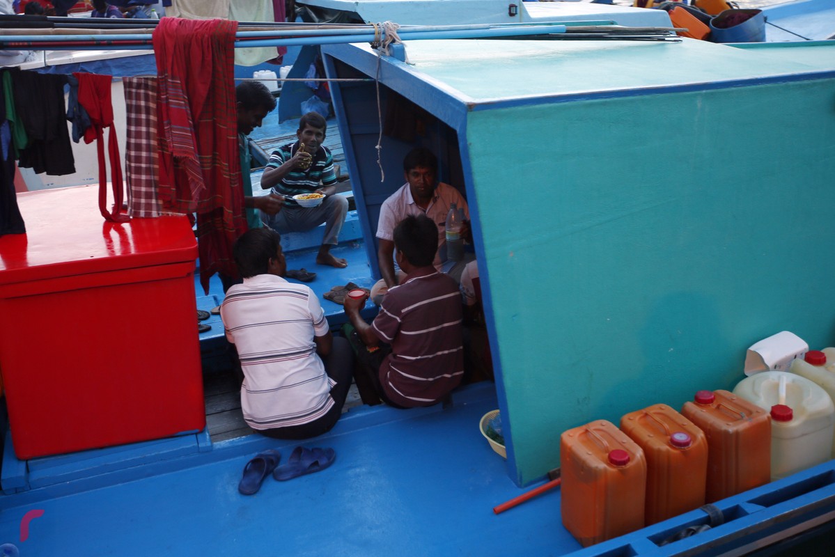 ގިނަ މަސްވެރިން ރޯދަވިއްލަމުން ދިޔައީ މަސް އޮޑިފަހަރުގައި