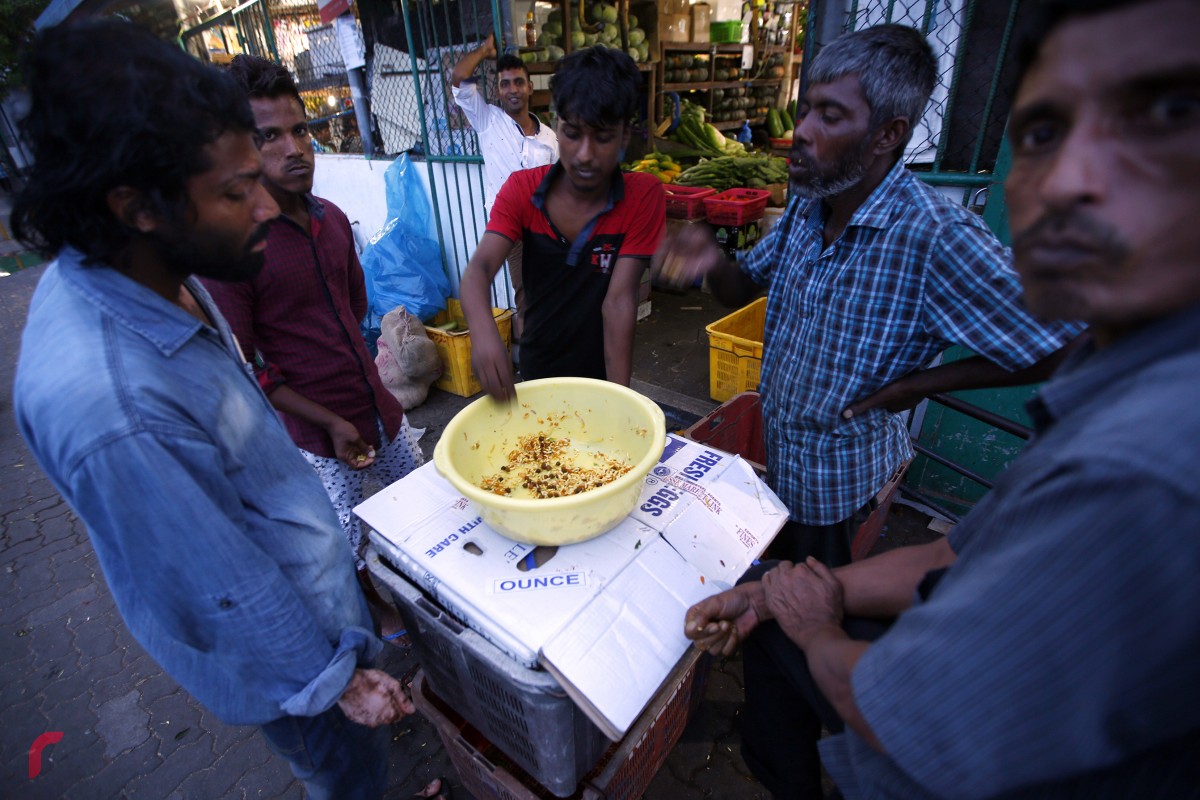 މާރުކޭޓު ސަރަހައްދުގައި މަސައްކަތްކުރާ ބަައެއް މީހުން ފަހު ރޯދަ ވީއްލުމަށް އެއް ޖަމާއަތެއްގައި އެއް ތައްޓަކުން ބަތްކަނީ