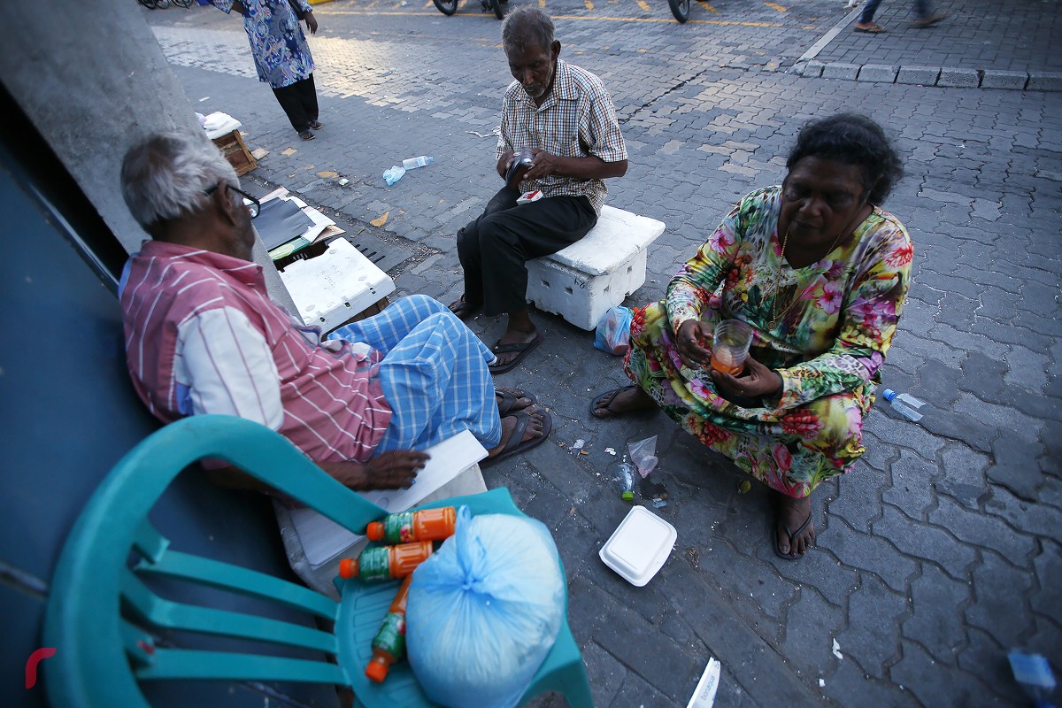 މާރުކޭޓު ސަރަހައްދުގައި އުޅޭ ގެދޮރު ނެތް މީހުން ރޯދަ މަހުގެ އެންމެ ފަހު ދުވަހު ޖޫހުންނާ އަދި ސައި ތައްޓަކުން ރޯދަ ވިއްލަނީ