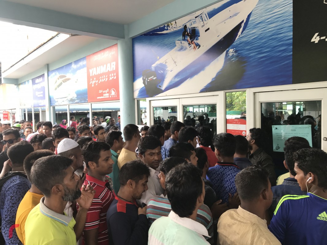 ފިތުރު އީދު ދުވަހު ހުޅުމާލެ ދިއުމަށް ގިނަބަޔަކު ކިޔޫގައި ޖެހިފައި. މިފަދަ ބަންދު ދުވަސްތަކުގައި އަބަދުވެސް ފެރީ ޓާމިނަލްތައް ތޮއްޖެހޭކަން ފާހަގަ ކުރެވޭ