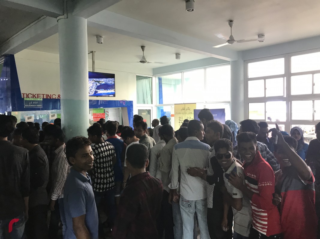 ފިތުރު އީދު ދުވަހު ހުޅުމާލެ ދިއުމަށް ގިނަބަޔަކު ކިޔޫގައި ޖެހިފައި. މިފަދަ ބަންދު ދުވަސްތަކުގައި އަބަދުވެސް ފެރީ ޓާމިނަލްތައް ތޮއްޖެހޭކަން ފާހަގަ ކުރެވޭ