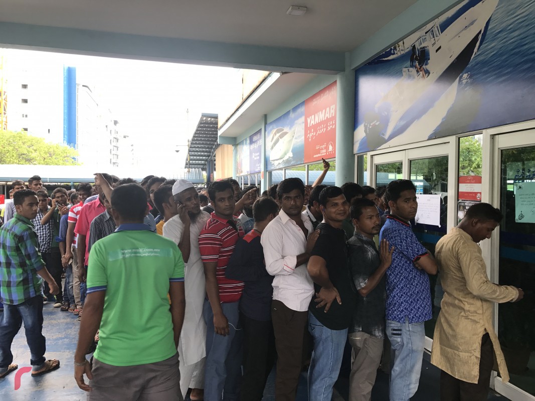 އެ ސަރަަޙައްދުގެ ކިއު މެނޭޖުކުރުމުގައި އެމްޓީސީސީގެ މުވައްޒަފުން ހަރަކާތްތެރިވާ އިރު، ބިދޭސީންނާއި ދިވެހީންނަށް ވަނީ ވަކިން ކިއު ހަދާފައި