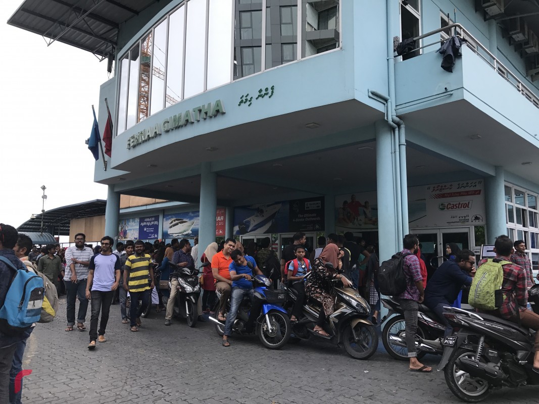 ޢީދު ދުވަހުގެ 02:30 ން ފެށިގެން ހުޅުމާލެއަށް ދިއުމަށް ގިނަ ބަޔަކު ކިއުގައި ޖެހިފައިވާ އިރު ދިވެހިންގެ އިތުރުން ގިނަ އަދަދެއްގެ ބިދޭސީންވެސް ވަނީ ހުޅުމާލެއަށް ދިއުމަށް އެ ސަރަޙައްދަށް ޖަމާވެފައި 