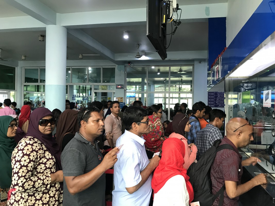 ކިއުގައި ގިނަ އިރުތަކެއް ވަންދެން ތިބެންޖެހުމުން، އެ ސަރަޙައްދުގައި ތިބި ދިވެހިންނާއި ބިދޭސީންވެސް ވަނީ ވަރަށް ބޮޑަށް ހިތްހަމަނުޖެހުން ފާޅުކޮށްފައި