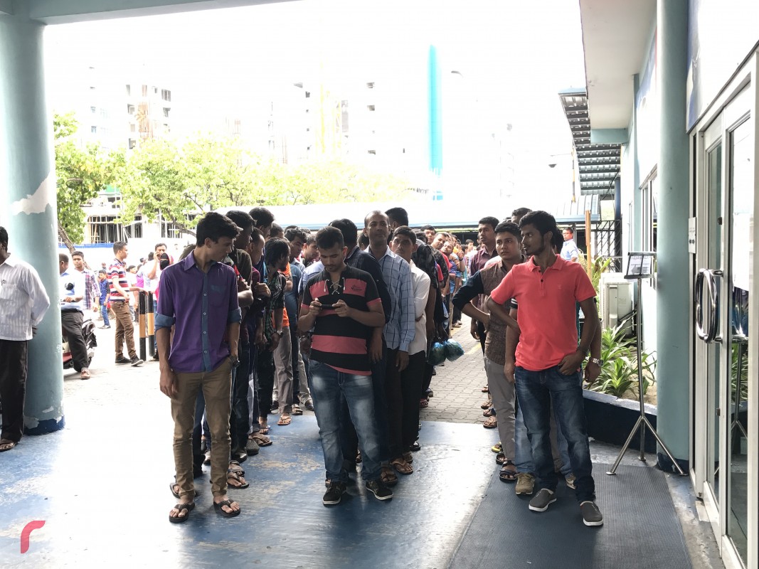 ދިވެހިންނަށް ވުރެ ގިނައިން ބިދޭސީން ކިއުގައި ޖެހިފައިވާ އިރު އެމްޓީސީސީން މައުލޫމާތު ދިންގޮތުގައި ހުޅުމާލެއަށް ދަތުރުކުރާ މީހުން ގިނަވުމާއި ގުޅިގެން އެމްޓީސީސީއިން ދަނީ  ކޮންމެ 3 މިޓެޓަކާއި 5 މިނެޓަކާ ދެމެދު ފެރީ ބާއްވަމުން