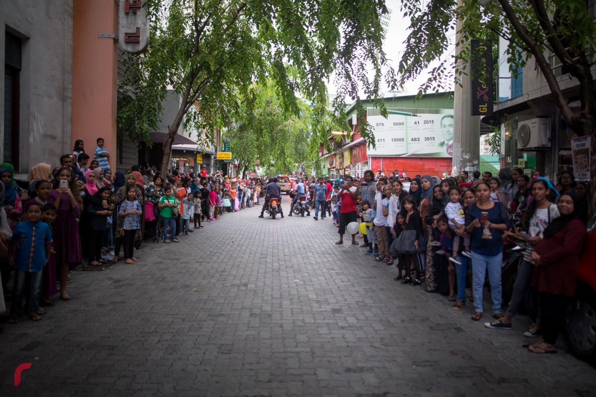 މަލޭގައި ފިތުރު ޢީދު ދުވަހާއި ގުޅިގެން ބޭއްވި ސަގާފީ ހަރަކާތްތައް ބެލުމަށް މަޖީދީ މަގުގެ ދެފަރާތުގައި ގިނަ ބަޔަކު ކުޅިބަލަން ޖަމާވެފައި