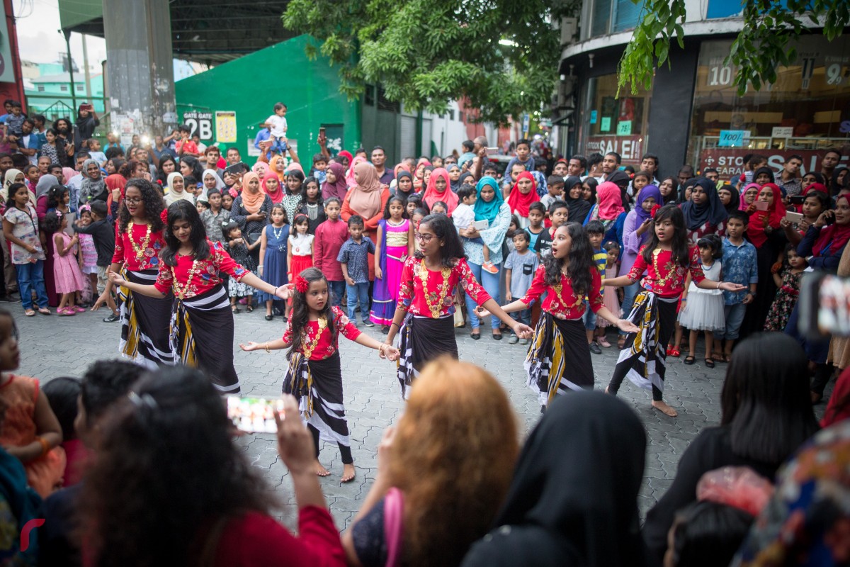 ފިތުރު ޢީދު ދުވަހާއި ގުޅިގެން ބޭއްވިސަގާފީ ހަރަކާތްތަކުގެ ތެރެއިން. މިހަރަކާތްތައް ބެލުމަށް ގިނަ އަދަދެއްގެ ބަޔަކު ވަނީ ގޮސްފައި