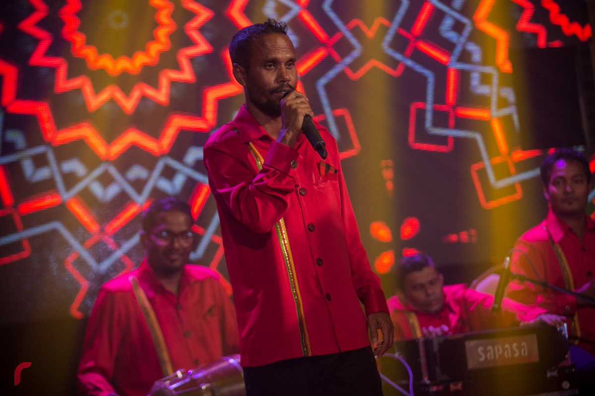 ރާއްޖެ ޓީވީިން އިންތިޒާމްކޮށްގެން ބޭއްވި 'ދަސްތާ' ޝޯ ގެ ތެރެއިން. ޝޯވ ބޭއްވީ ވޭލާ ބޭންޑާ ގުޅިގެން ފިތުރު އީދުގެ އުފަލުގައި. ޝޯވ ގައި ރީތި ދިވެހި ލަވަތަކެއް ސަގާފީ މިޔުޒިކާ އެކު ހުށަހެޅި