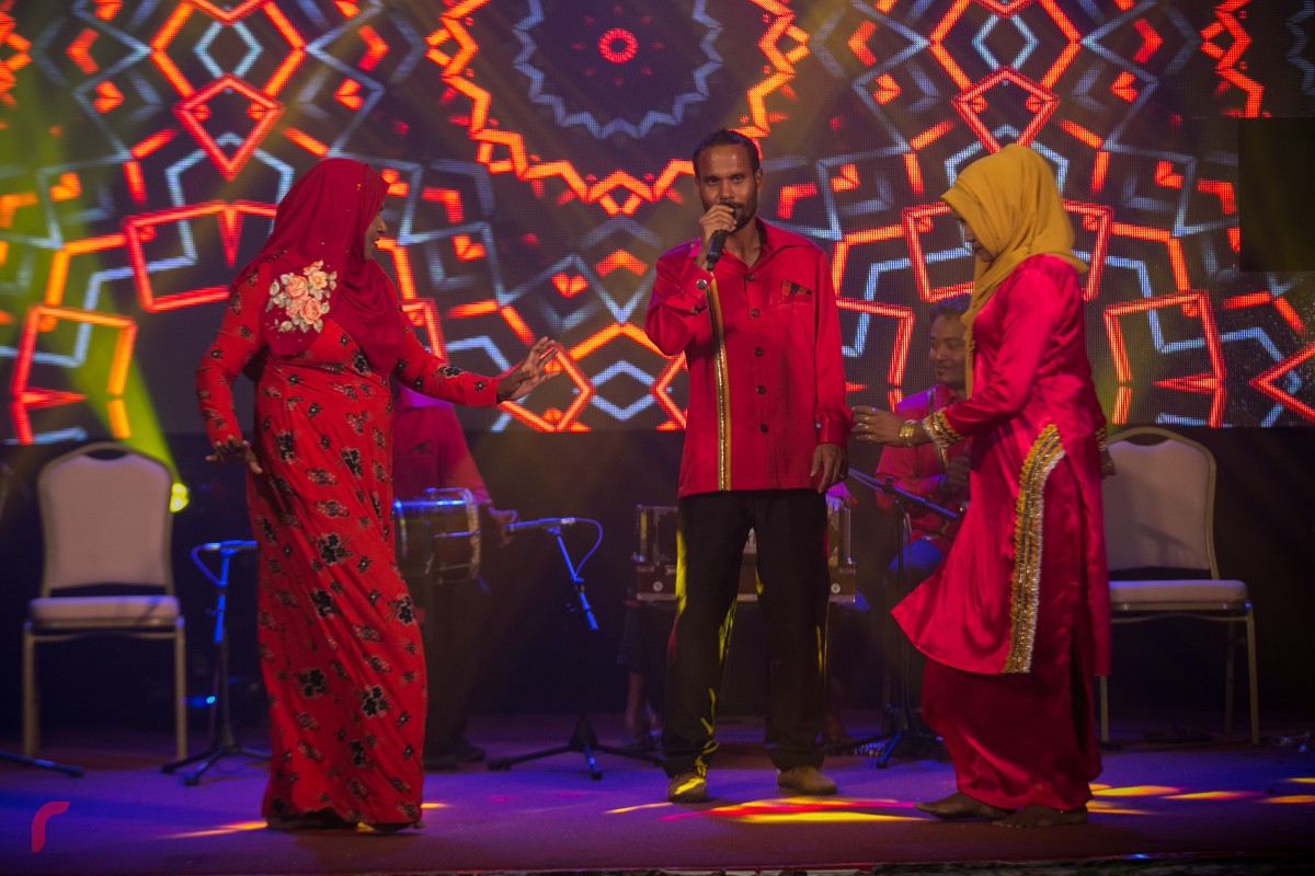 ރާއްޖެ ޓީވީިން އިންތިޒާމްކޮށްގެން ބޭއްވި 'ދަސްތާ' ޝޯ ގެ ތެރެއިން. ޝޯވ ބޭއްވީ ވޭލާ ބޭންޑާ ގުޅިގެން ފިތުރު އީދުގެ އުފަލުގައި. ޝޯވ ގައި ރީތި ދިވެހި ލަވަތަކެއް ސަގާފީ މިޔުޒިކާ އެކު ހުށަހެޅި