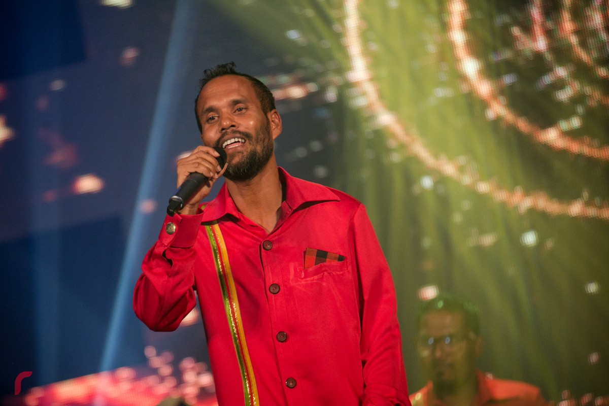 ރާއްޖެ ޓީވީިން އިންތިޒާމްކޮށްގެން ބޭއްވި 'ދަސްތާ' ޝޯ ގެ ތެރެއިން. ޝޯވ ބޭއްވީ ވޭލާ ބޭންޑާ ގުޅިގެން ފިތުރު އީދުގެ އުފަލުގައި. ޝޯވ ގައި ރީތި ދިވެހި ލަވަތަކެއް ސަގާފީ މިޔުޒިކާ އެކު ހުށަހެޅި