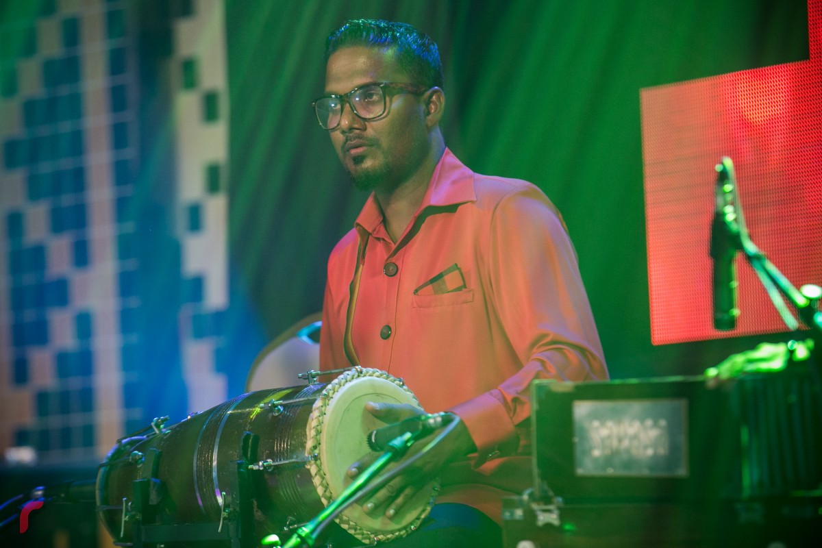 ރާއްޖެ ޓީވީިން އިންތިޒާމްކޮށްގެން ބޭއްވި 'ދަސްތާ' ޝޯ ގެ ތެރެއިން. ޝޯވ ބޭއްވީ ވޭލާ ބޭންޑާ ގުޅިގެން ފިތުރު އީދުގެ އުފަލުގައި. ޝޯވ ގައި ރީތި ދިވެހި ލަވަތަކެއް ސަގާފީ މިޔުޒިކާ އެކު ހުށަހެޅި