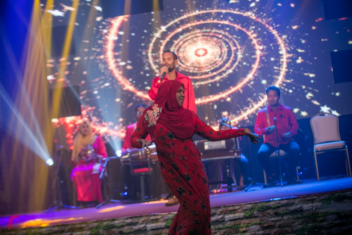 ރާއްޖެ ޓީވީިން އިންތިޒާމްކޮށްގެން ބޭއްވި 'ދަސްތާ' ޝޯ ގެ ތެރެއިން. ޝޯވ ބޭއްވީ ވޭލާ ބޭންޑާ ގުޅިގެން ފިތުރު އީދުގެ އުފަލުގައި. ޝޯވ ގައި ރީތި ދިވެހި ލަވަތަކެއް ސަގާފީ މިޔުޒިކާ އެކު ހުށަހެޅި