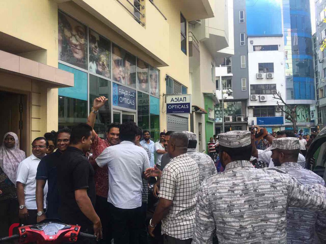 ނާޒިމް އަނބުރާ ޖަލަށް މި ގެންދެވީ އޭނާގެ އެޕާޓްމަންޓުން ފެނުނު ހަތިޔާރާ ނާޒިމާ އެއްވެސް ގުޅުމެއް ނެތް ކަމަށް އަދީބު ވިދާޅުވެފައިވަނިކޮށެވެ.