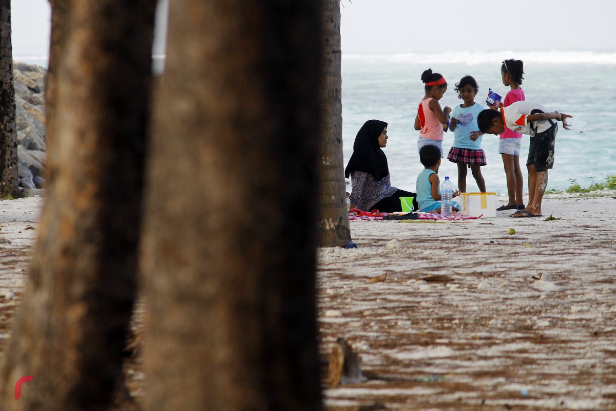 ހުޅުމާލޭ ބީޗުގައި އާއިލާއެއް ވަގުތު ހޭދަކުރަނީ. ވިޔަފާރިތަކުން ބީޗު ބޭނުންކުރާތީ އާންމުންނަށް އެންމެ އެކަށޭނަ ގޮތުގައި އެތަން ބޭނުން ނުކުރެވޭ ކަމުގެ ޝަކުވާ ގިނަ ފަރާތްތަކަކުން ދަނީ ކުރަމުން