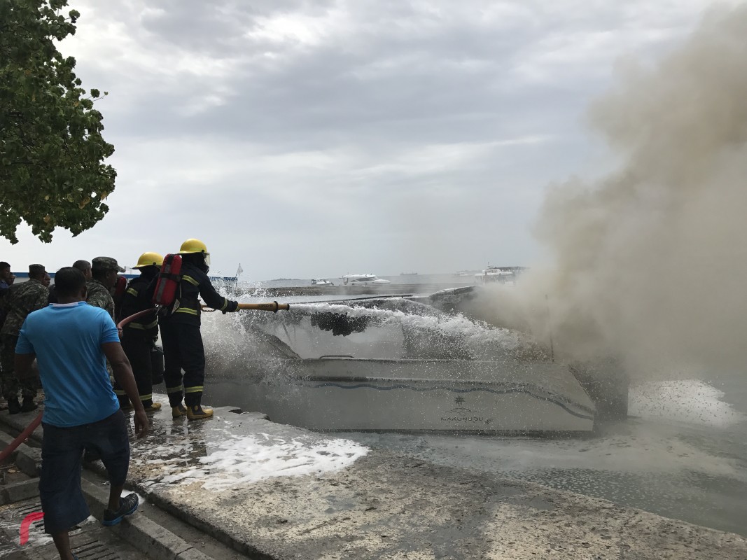 މަސްވެރިންގެ ޕާކް ސަރަހައްދުގައި ރޯވެފައިވާ ލޯންޗްގެ އަލިފާންގަނޑު އެމްއެންޑިއެފް އިން ކޮންޓްރޯލްކުރުމަށް މަސައްކަތް ކުރަނީ. މިހާދިސާގައި ތިން މީހަކަށް އެކި ވަރުގެ އަނިޔާވެފައިވޭ