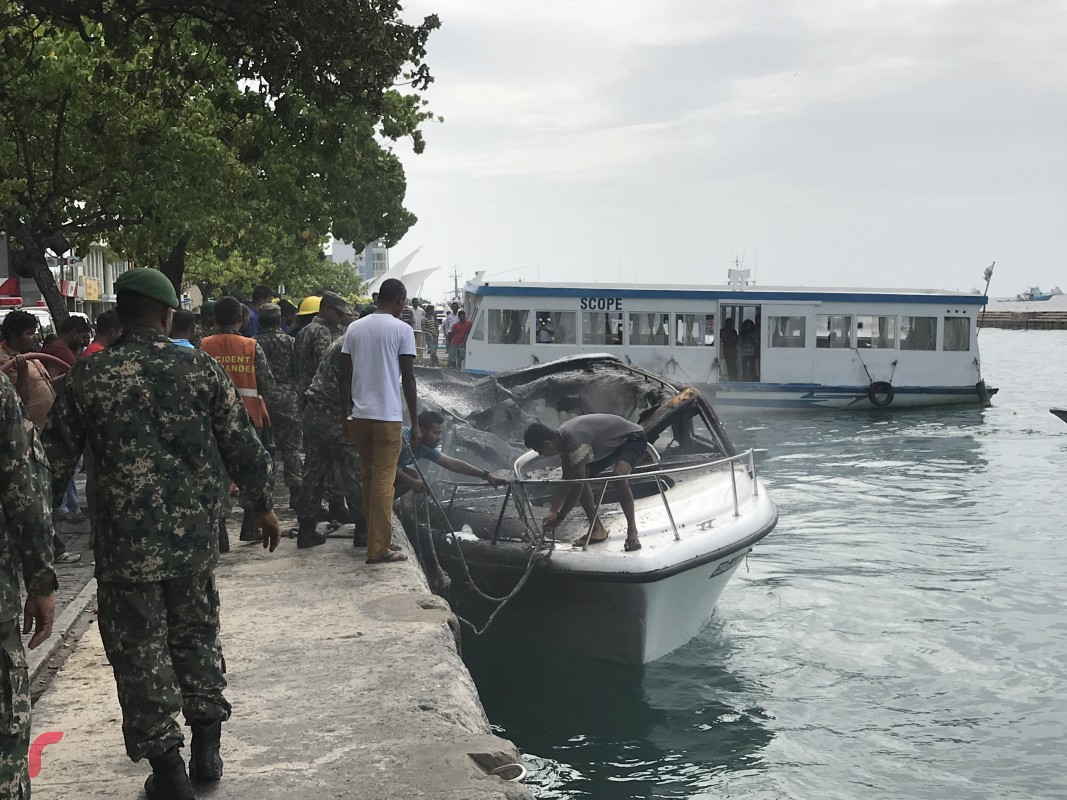 މަސްވެރިންގެ ޕާކް ސަރަހައްދުގައި ރޯވެފައިވާ ލޯންޗްގެ އަލިފާންގަނޑު އެމްއެންޑިއެފް އިން ކޮންޓްރޯލްކުރުމަށް މަސައްކަތް ކުރަނީ. މިހާދިސާގައި ދެމީހަކަށް އެކި ވަރުގެ އަނިޔާވެފައިވޭ