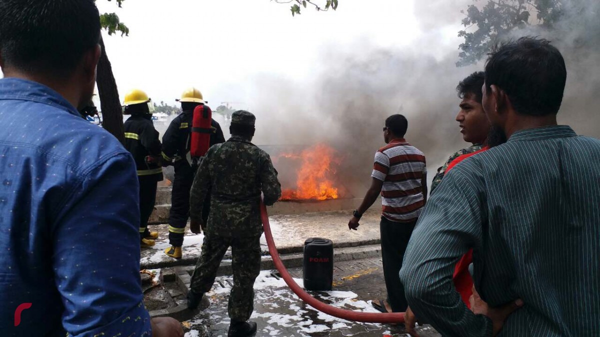 އަލިފާން ރޯވީ ބޭންކް އޮފް ސިލޯނާ ދިމާލުން މާލޭ ފަޅުތެރޭގައި އަޅާފައި އޮތް މަކުނުދޫ އައިލެންޑް ރިސޯޓުގެ ލޯންޗްއެއްގައެވެ. 