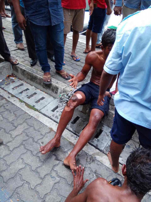  އަލިފާން ރޯވި ވަގުތު ލޯންޗުގައި ތިބި ތިން މީހުންގެ ތެރެއިން ދެ މީހަކަށް ސީރިއަސް އަނިޔާތަކެއް ވަނީ ލިބިފަ އެވެ.