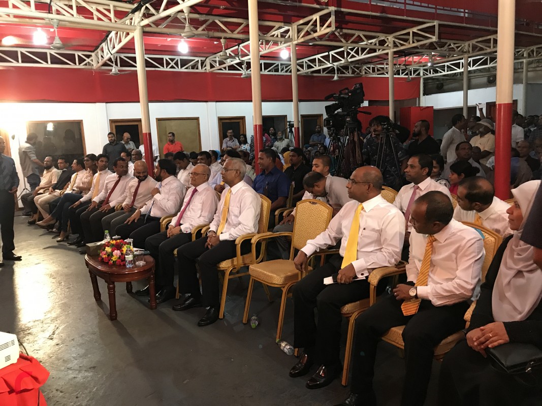 އިދިކޮޅު ފަރާތްތަކުން ކުނޫޒްގައި ބޭއްވެވި ޖަލްސާގައި، ޖަލްސާއަށް ގިނަ އިދިކޮޅު އިއްތިހާދުގެ ގިނަ އިސްފަރާތްތަކެއް ބައިވެރިވެފައިވޭ.