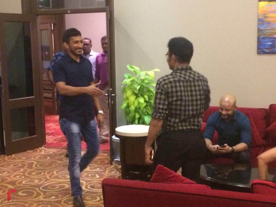 ޕީޕީއެމްގެ ވަފްދު ލަންކާއިން މާލެ އައި ވަގުތު ޕީޕީއެމްގެ އިންތިޚާބީ ރައީސް މައުމޫން އަބްދުލްޤައްޔޫމް ސިންގަޕޫރަށް ވަޑައިގެންނެވުމަށް އެއާޕޯޓަށް ވަޑައިގެންނެވި ވަގުތާ ދިމާވި