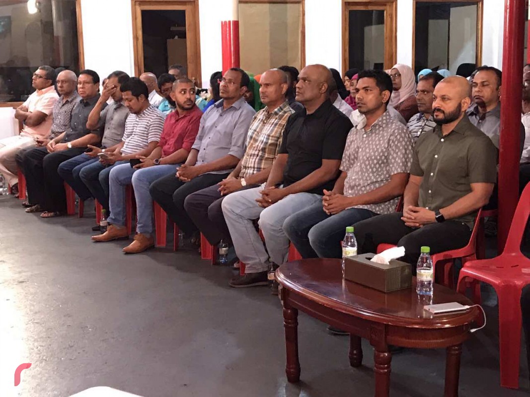 އާދީއްތަ ދުވަހުގެރޭ ކުނޫޒްގައި ބޭއްވި ޖަލްސާގައި ގުޅިފައިވާ އިއްތިހާދުގެ އިސްބޭފުޅުން: ސިލްސިލާކޮށް ކުރިއަށްގެންދާ މި ޖަލްސާތަކުގައި ގިނަ ބަޔަކު ބައިވެރިވެ، ސަރުކާރާ ދެކޮޅައް އަޑުއުފުލަމުންދޭ