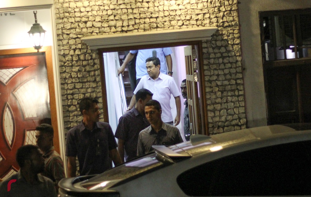 ޖުލައި 10، 2017: ޕީޖީ ގްރޫޕްގެ ބައްދަލުވުމުގައި ބައިވެރިވެވަޑައިގަތުމަށް ފަހު ރައީސް ޔާމީން، ޕީޕީއެމްގެ އޮފީހުން ނުކުންނަވާއިރު، ސެކިއުރިޓީން ބޭރުގައި