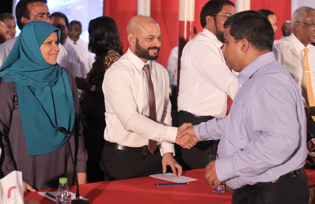 މިރޭ ބޭއްވި ނޫސްވެރިންގެ ބައްދަލުވުމަށްފަހު ދިއްގަރު ދާއިރާގެ މެންބަރު އަހުމަދު ފާރިސް މީހަކާ ސަލާމް ކުރައްވަނީ. މަޖިލީހުގެ ރައީސް މަސީހުގެ އިތުބާރު ނެތް ކަމުގެ ވޯޓް ނެގުމަށް ގާތް ވެފައިވާއިރު އިދިކޮޅު ހަރަކާތްތައް ވަރުގަދަކޮށްފައި