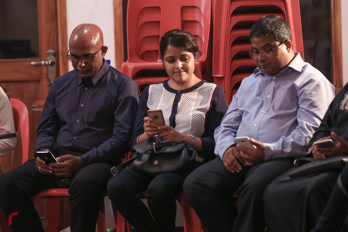 ކުނޫޒްގައި ބޭއްވި ނޫސްވެރިންގެ ބައްދަލުވުމުގައި ޔުމްނާ މައުމޫން ބައިވެރިވެ ވަޑައިގަންނަވަނީ، މަޖިލީހުގެ ރައީސް މަސީހުގެ އިތުބާރު ނެތް ކަމުގެ ވޯޓް ނެގުމަށް ގާތް ވެފައިވާއިރު އިދިކޮޅު ހަރަކާތްތައް ވަރުގަދަކޮށްފައި