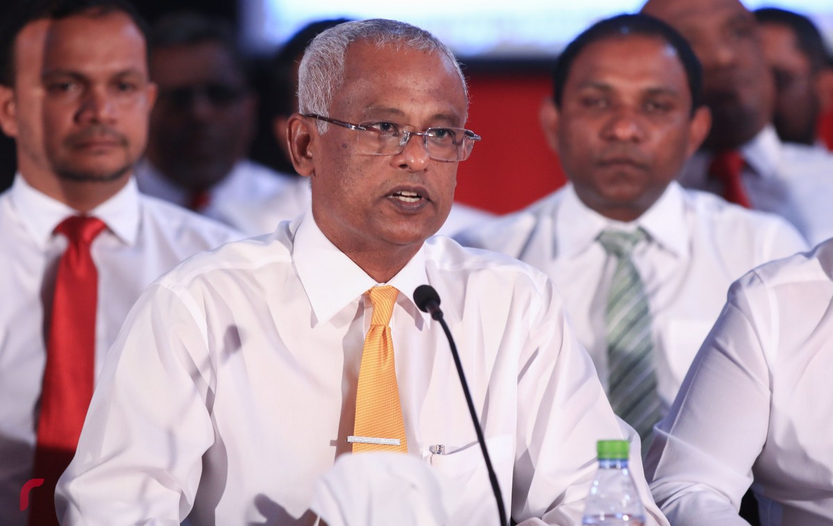 މިރޭ ބޭއްވި ނޫސްވެރިންގެ ބައްދަލުވުމުގައި އެމްޑީޕީގެ ޕީޖީ ލީޑަރު އިބްރާހިމް މުހައްމަދު ސޯލިހު(އިބޫ) ވާހަކަފުޅު ދައްކަވަނީ، މަޖިލީހުގެ ރައީސް މަސީހުގެ އިތުބާރު ނެތް ކަމުގެ ވޯޓް ނެގުމަށް ގާތް ވެފައިވާއިރު އިދިކޮޅު ހަރަކާތްތައް ވަރުގަދަކޮށްފައި