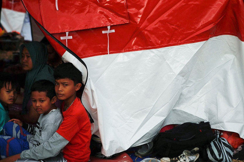 އިންޑޮނޭޝިއާގެ ހުޅަނގު ޖާވާ ޕްރޮވިންސްގެ ސިއަންޖޫރަށް އައި ބިންހެލުމާ ގުޅިގެން ވަގުތީ ޓެންޓެއްގައި އާންމުން ހިމާޔަތް ހޯދަނީ. ފޮޓޯ - ރޮއިޓާސް