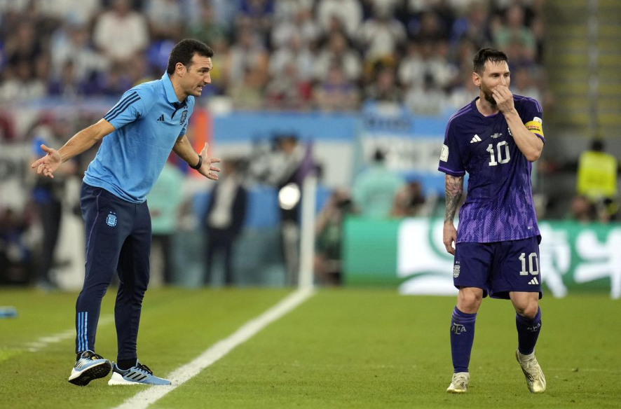 އާޖެންޓީނާ ޤައުމީ ފުޓުބޯޅަ ޓީމުގެ ކޯޗު ލިއޮނަލް ސްކަލޯނީ އަދި ކެޕްޓަން ލިއޮނަލް މެސީ