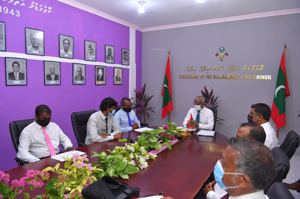President Ibrahim Mohamed Solih meets with members of Kolhumadulu Atoll Council