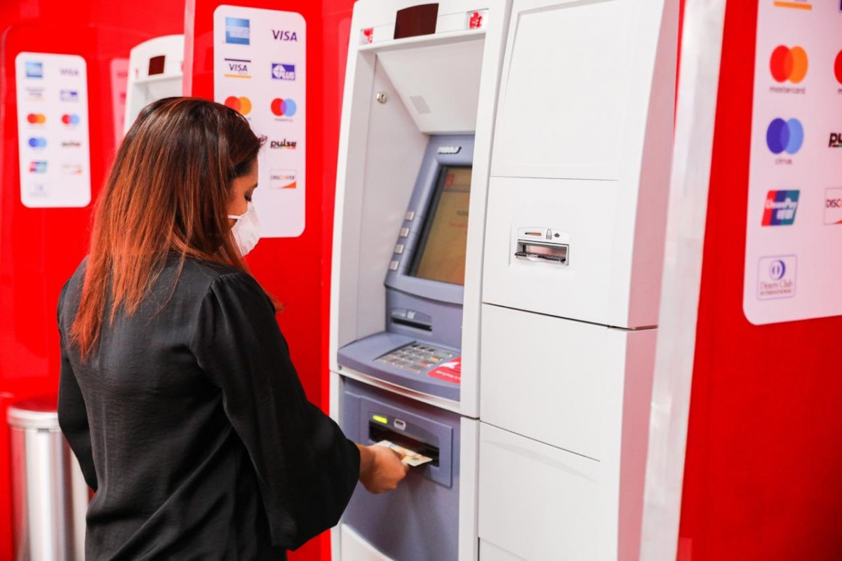 ބީއެމްއެލް އޭޓީއެމްއަކުން ކަސްޓަމަރަކު ހިދުމަތް ހޯދަނީ