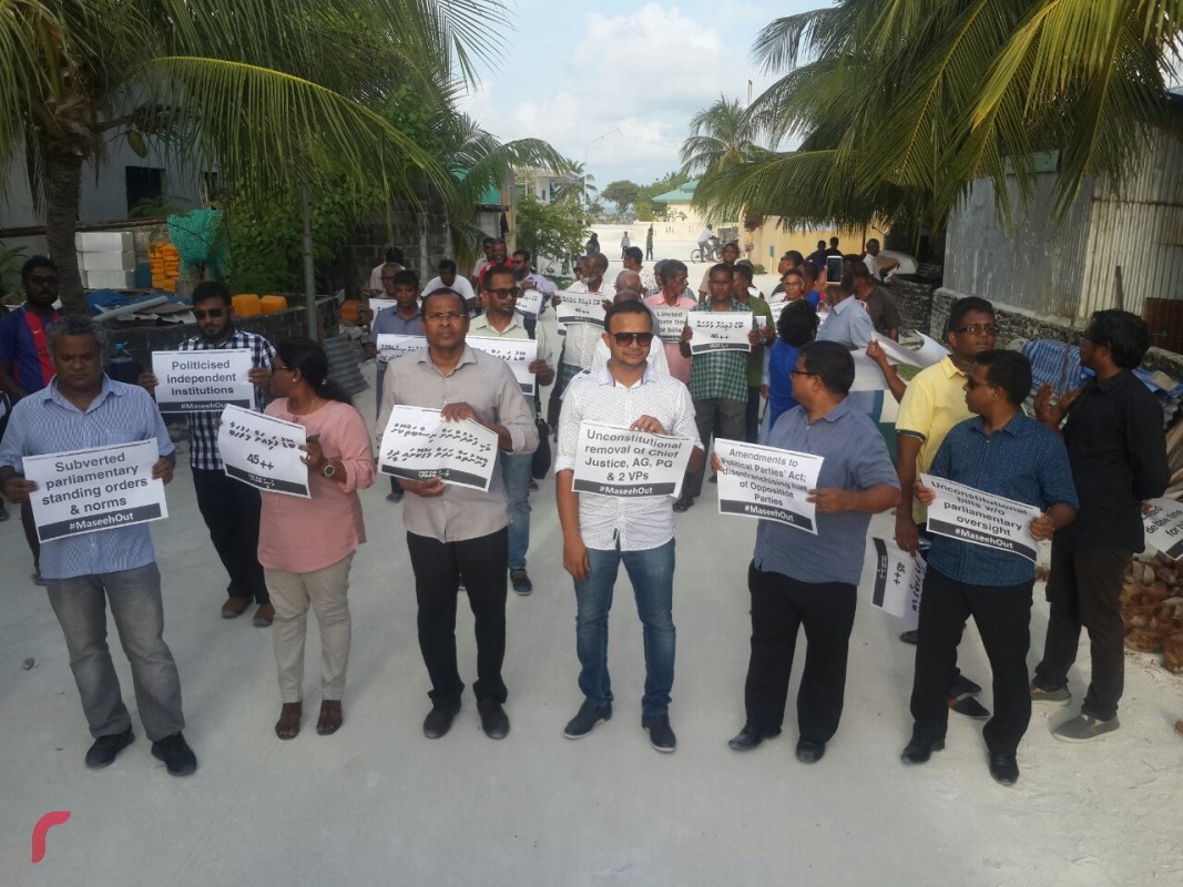 ބ.ތުޅާދޫގައި ބޭއްވި ހިނގާލުމުގައި އެމްޑީޕީގެ ގިނަ އިސް ބޭފުޅުން ބައިވެރިވެވަޑައިގަނެ ސަރުކާރާ ދެކޮޅަށް ވަނީ އަޑުއުފުލާފަ