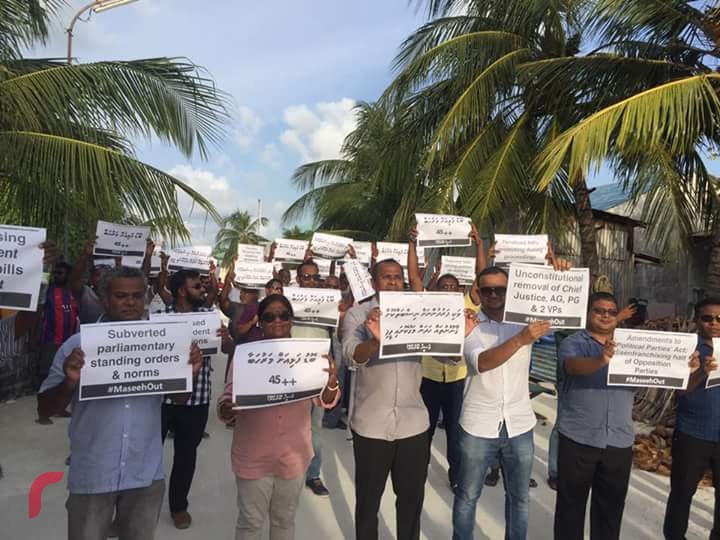 ބ.ތުޅާދޫގައި ބޭއްވި ހިނގާލުމުގައި އެމްޑީޕީގެ ގިނަ އިސް ބޭފުޅުން ބައިވެރިވެވަޑައިގަނެ ސަރުކާރާ ދެކޮޅަށް ވަނީ އަޑުއުފުލާފަ