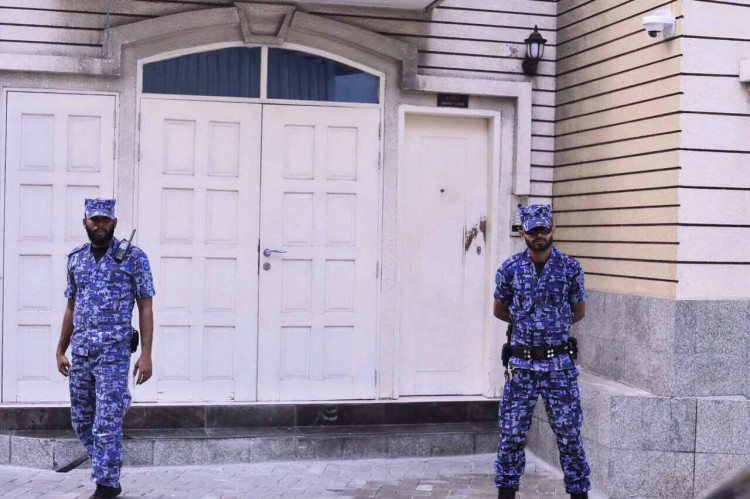 ފާރިސް މައުމޫންގެ އަނބިކަނބަލުންގެ ގެކޮޅު ކަމަށްވާ މ. ސްނޯ ރޯޒް ބަލައި ފާސް ކުރުމަށް ފުލުހުން އެ ސަރަހައްދުގައި ފޯރި މަރަނީ