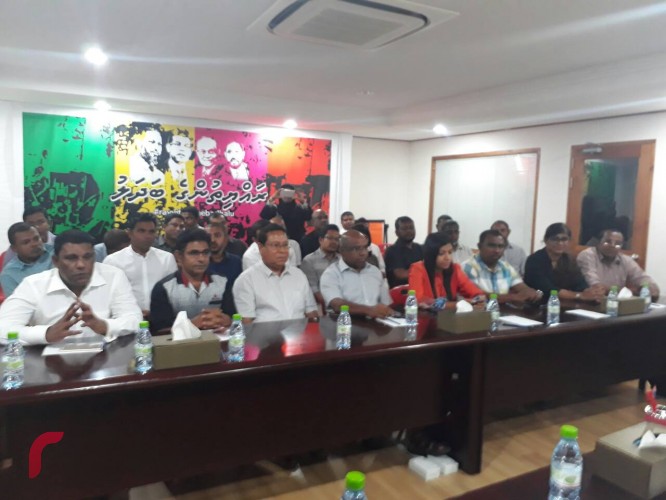 ޕީޖީ ގްރޫޕްގެ ބައްދަލުވުން ކުރިއައްގެންދިޔަ އިރު މިހަރަކާތްތަކުގައި އިސްކޮށް އުޅުއްވި ޖުމްހޫރީ ޕާޓީގެ ރައީސް އައިސީޔޫގައި އޮންނެވިއިރު ރައީސް މައުމޫންގެ ދަރިކަލުން އަދި ދިއްގަރު ދާއިރާގެ މެމްބަރު ފާރިސް ވަނީ ރިޝްވަތުގެ ތުހުމަތުގައި ދޫނިދޫގައި ބަންދުކޮށްފައެވެ