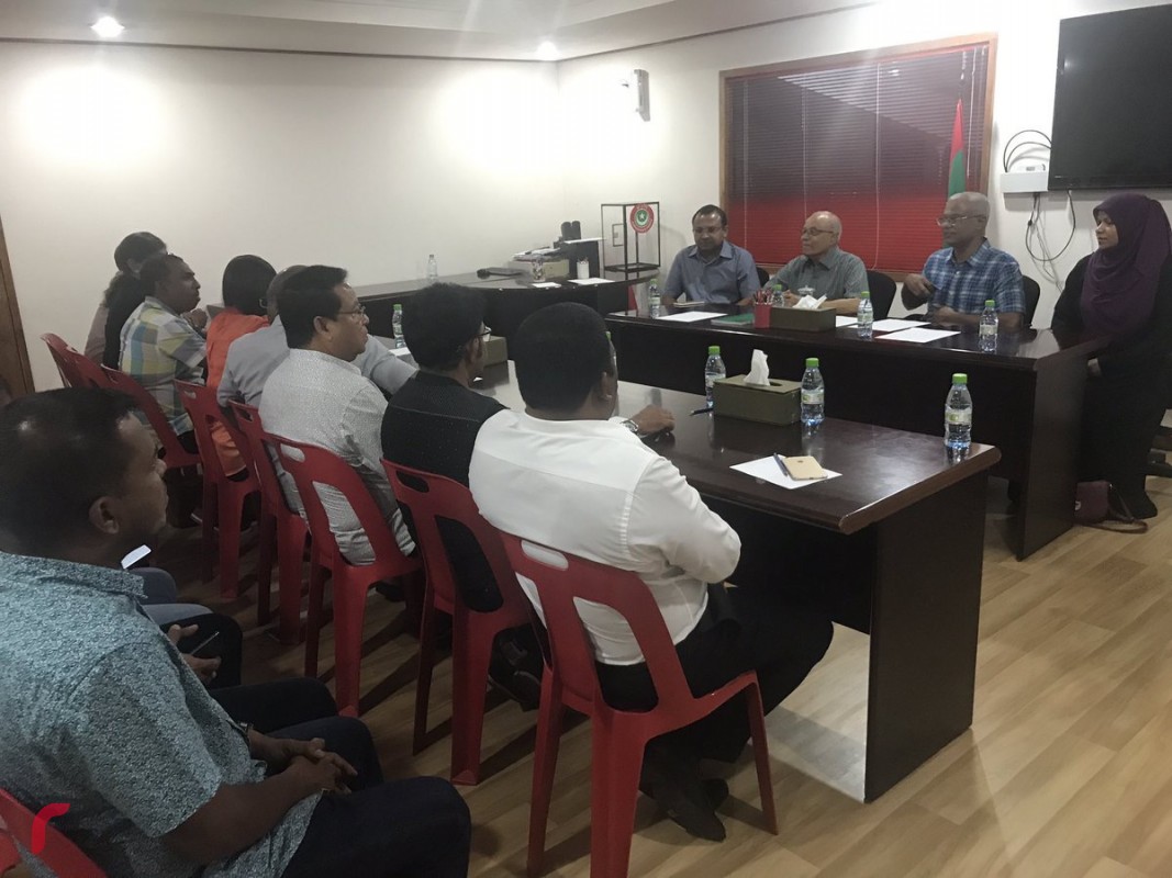 ރައީސް މައުމޫން، ގުޅިފައިވާ އިއްތިހާދުގެ ޕީޖީ ގްރޫޕްގެ މެމްބަރުންނާއި ބައްދަލުކުރަށްވަނީ