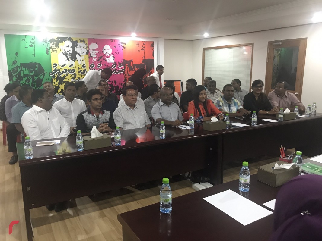 ޖުމްހޫރީ ޕާޓީގެ މައި އޮފީސް، މ. ކުނޫޒުގައި ބާއްވި މި ބައްދަލުވުމުގައި އެމްޑީޕީ އާއި ޖުމްހޫރީ ޕާޓީ އާއި އަދާލަތު ޕާޓީ އަދި  ރައީސް މައުމޫން ފެކްޝަނަށް ނިސްބަތްވާ މެމްބަރުންނާއި އެމްއޯޔޫގެ މެމްބަރުން ވަނީ ބައިވެރިވެ ވަޑައިގަންފައެވެ